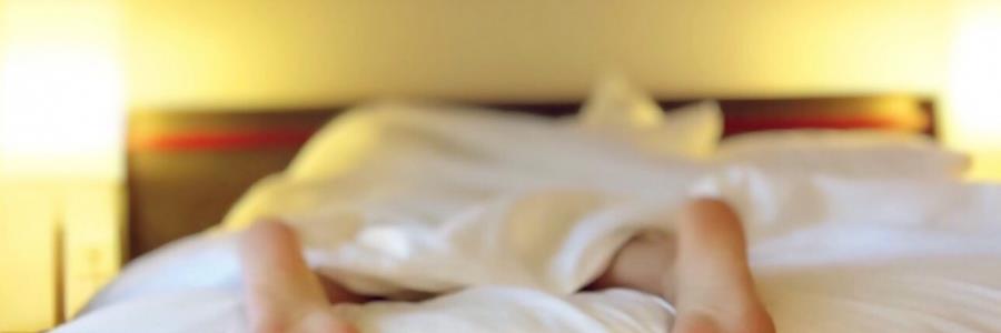 שיטה מפתיעה ללוקים בנדודי שינה – לישון פחות