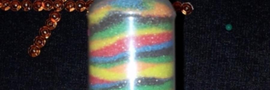 בקבוק עם חול צבעוני.