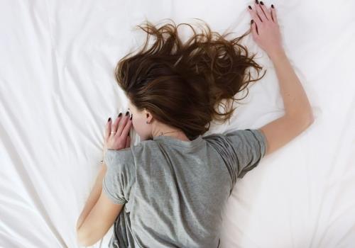 איך להירדם בלי כדורי שינה? תרופות סבתא לשינה בריאה יותר.